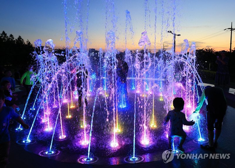 열대야 잊게 해주는 분수 물줄기 (출처=연합뉴스)