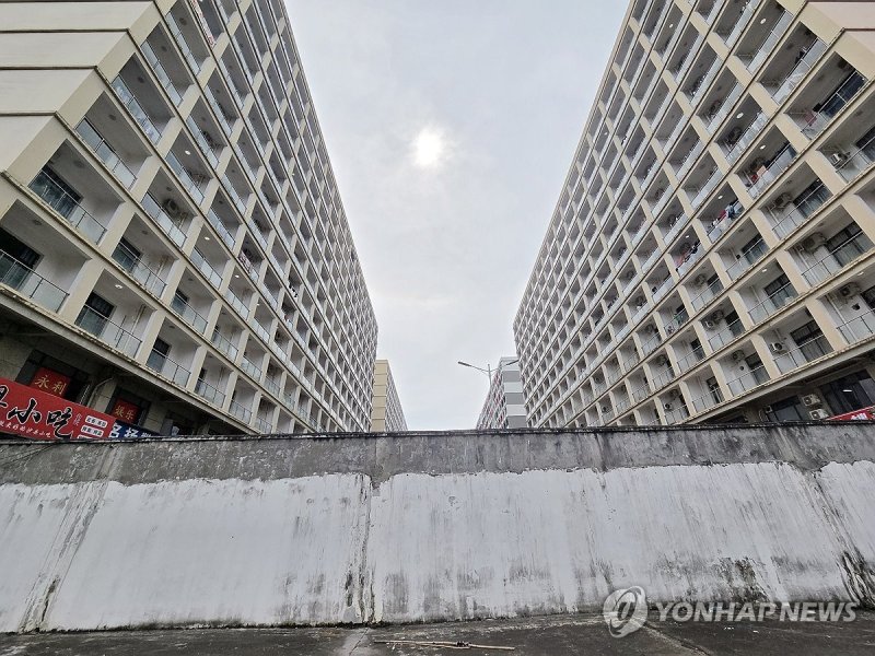 3m 넘는 담벼락 (출처=연합뉴스)