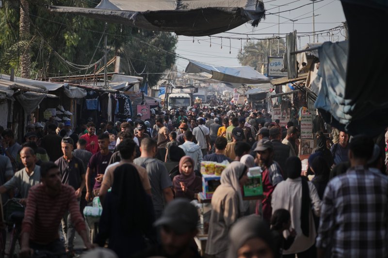 [칸유니스=AP/뉴시스] 23일(현지 시간) 팔레스타인 주민들이 가자지구 칸유니스의 한 시장을 지나가고 있다. 미군이 이스라엘과 무관하게 독자적으로 가자 지구 상황을 파악하기 위한 공중 정찰에 나섰다. 2025.10.25.