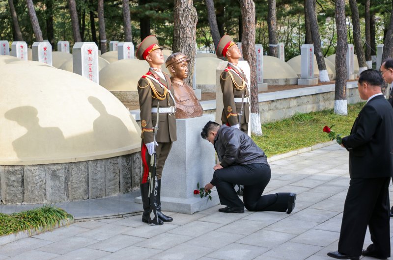 (평양 노동신문=뉴스1) = 북한 노동당 기관지 노동신문은 25일 "김정은 동지가 중국인민지원군 조선전선(6·25전쟁) 참전 75돌 즈음해 지난 24일 평안남도 회창군에 있는 중국인민지원군 열사릉원을 찾으시고 열사들에게 숭고한 경의를 표했다＂라고 보도했다. [국내에서만 사용가능. 재배포 금지. DB 금지. For Use Only in the Republic of Korea. Redistribution Prohibited] rodongphoto@news1.kr
