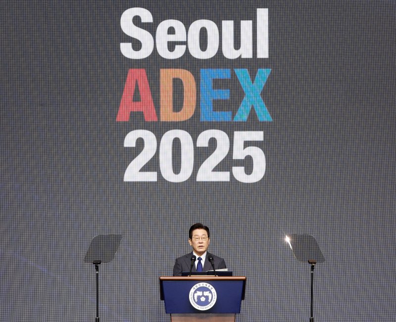 [고양=뉴시스] 고범준 기자 = 이재명 대통령이 20일 경기 고양시 일산서구 킨텍스에서 열린 서울 ADEX 2025(서울 국제 항공우주 및 방위산업 전시회 2025) 개막식에서 축사하고 있다. 2025.10.20. bjko@newsis.com