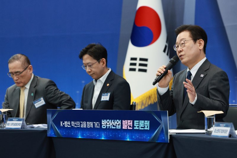 [고양=뉴시스] 고범준 기자 = 이재명 대통령이 20일 경기 고양시 일산서구 킨텍스에서 열린 방위산업 발전 토론회에서 발언하고 있다. 2025.10.20. bjko@newsis.com