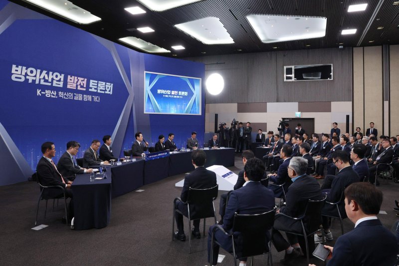 [고양=뉴시스] 고범준 기자 = 이재명 대통령이 20일 경기 고양시 일산서구 킨텍스에서 열린 방위산업 발전 토론회에서 발언하고 있다. 2025.10.20. bjko@newsis.com