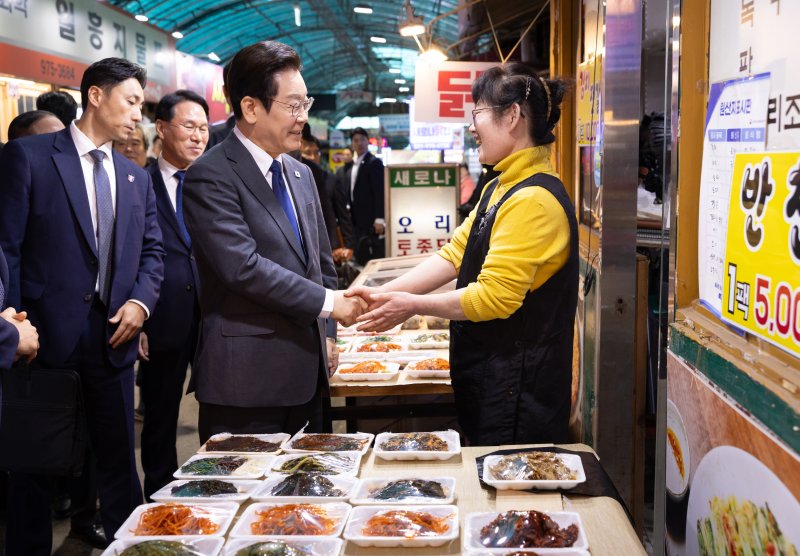[서울=뉴시스] 최동준 기자 = 이재명 대통령이 20일 경기 고양시 일산시장을 방문해 상인과 인사하고 있다. (사진=대통령실 제공) 2025.10.20. photo@newsis.com *재판매 및 DB 금지