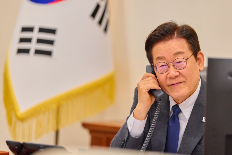 [서울=뉴시스] 최동준 기자 = 이재명 대통령이 20일 서울 용산 대통령실 청사에서 압델 파타 알시시 이집트 대통령과 통화하고 있다. (사진=대통령실 제공) 2025.10.20. photo@newsis.com *재판매 및 DB 금지