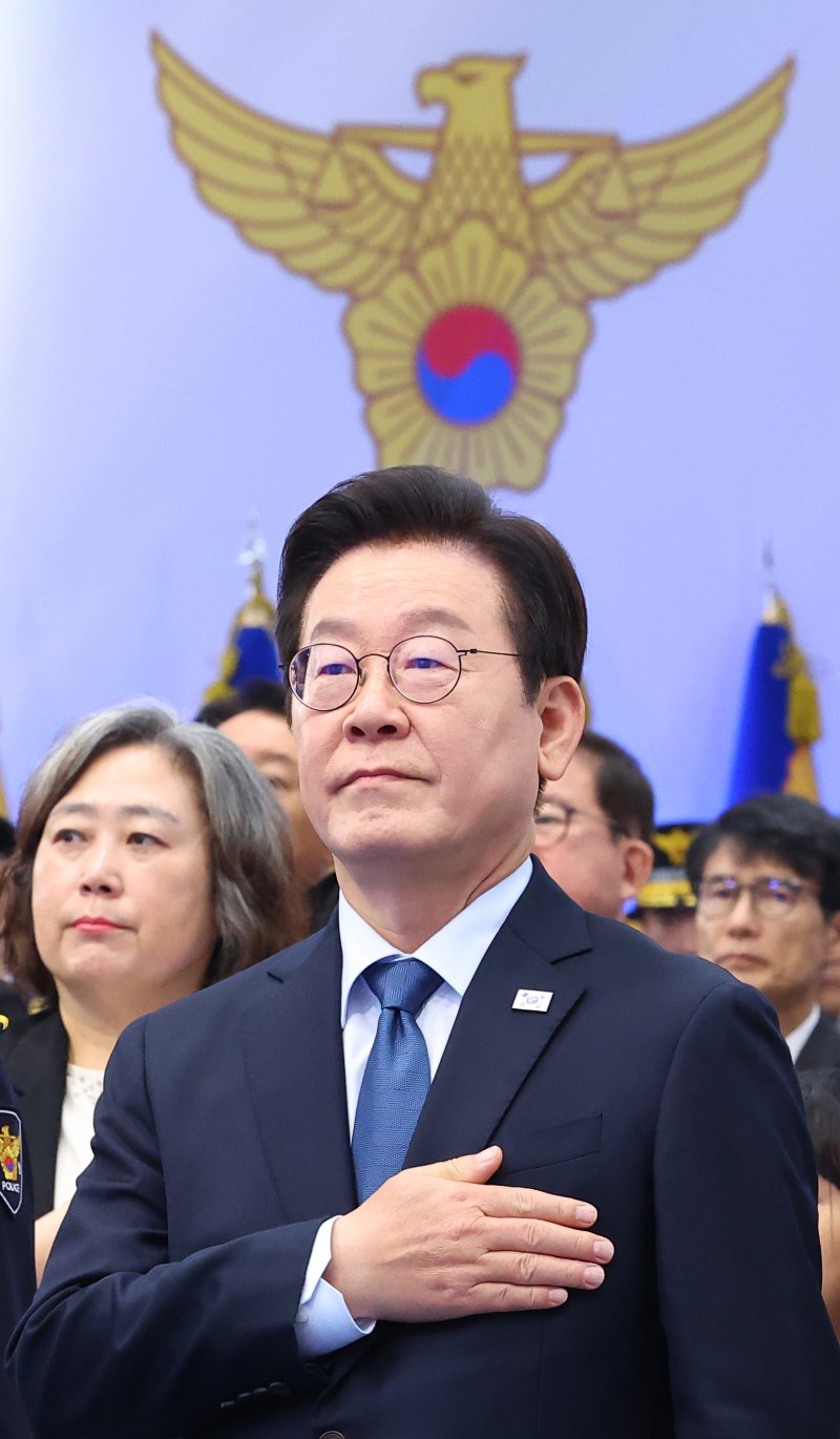 [서울=뉴시스] 고범준 기자 = 이재명 대통령이 21일 서울 서대문구 경찰청에서 열린 제80주년 경찰의 날 기념식에서 국민의례를 하고 있다. (대통령실통신사진기자단) 2025.10.21. bjko@newsis.com