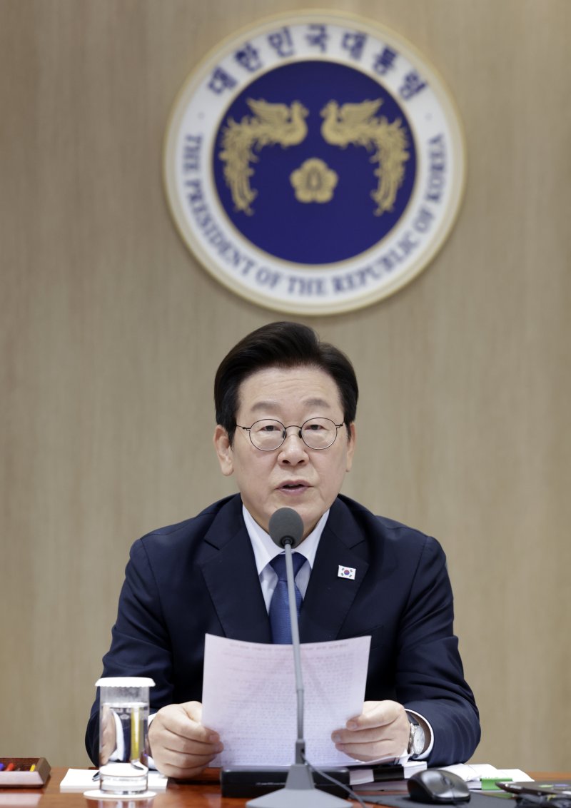 [서울=뉴시스] 최동준 기자 = 이재명 대통령이 21일 서울 용산 대통령실 청사에서 열린 국무회의에서 발언하고 있다. 2025.10.21. photocdj@newsis.com