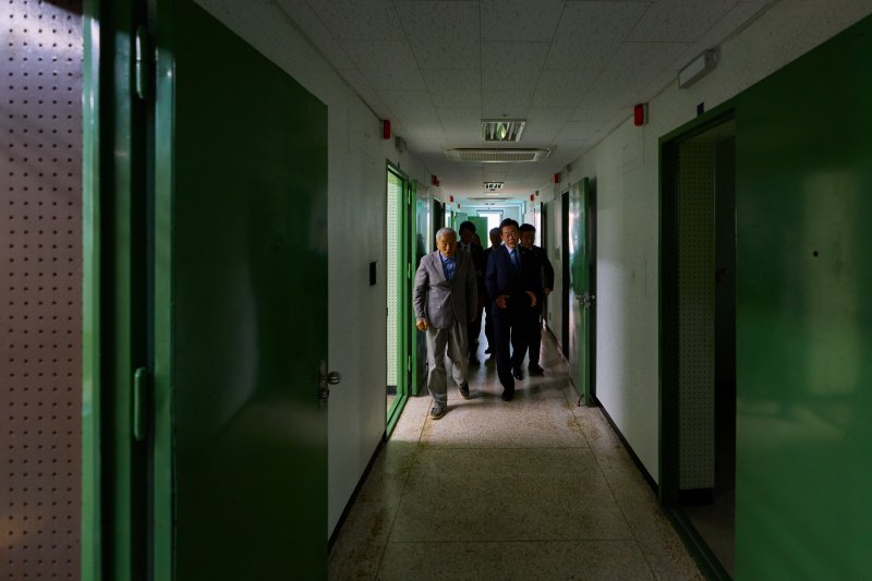 [서울=뉴시스] 이재명 대통령이 21일 서울 용산구 민주화운동기념관(옛 남영동 대공분실) 박종철 민주운동가 고문현장을 찾아 이재오 민주화운동기념사업회 이사장 설명을 듣고 있다. (사진=대통령실 제공) 2025.10.21. photo@newsis.com *재판매 및 DB 금지