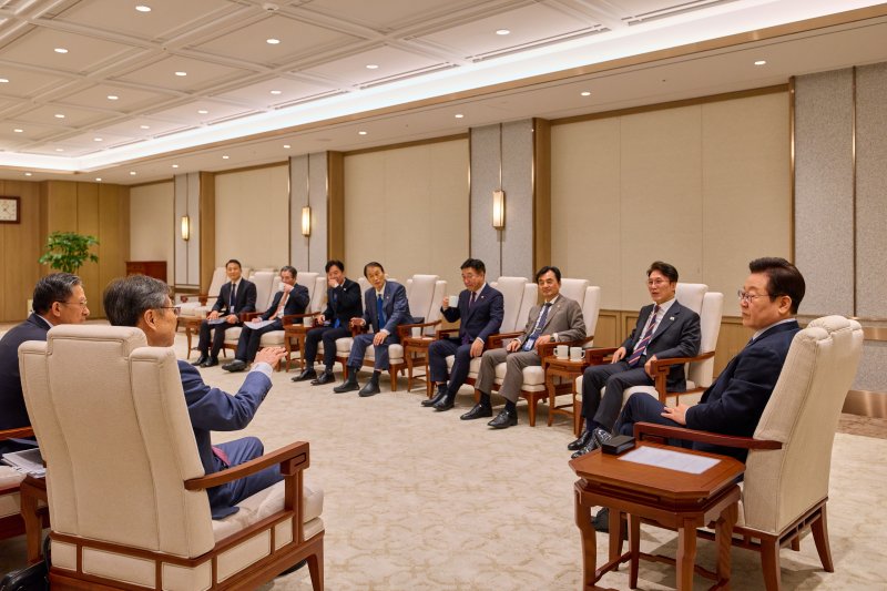 [서울=뉴시스] 최동준 기자 = 이재명 대통령이 21일 서울 용산 대통령실에서 국무회의에 앞서 김민석 국무총리 등 국무위원들과 차담회를 하고 있다. (사진=대통령실 제공) 2025.10.22. photo@newsis.com *재판매 및 DB 금지