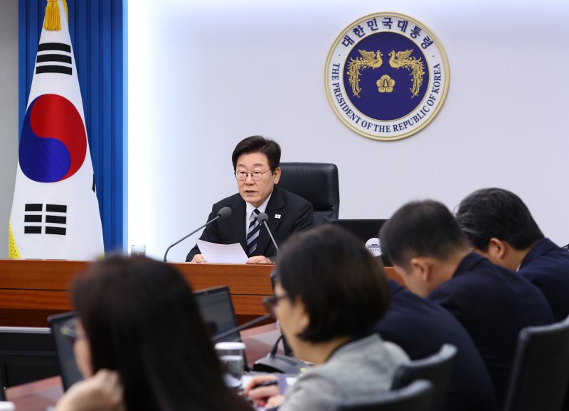 [서울=뉴시스] 최동준 기자 = 이재명 대통령이 23일 서울 용산 대통령실 청사에서 열린 수석보좌관회의에서 발언하고 있다. (대통령실통신사진기자단) 2025.10.23. photocdj@newsis.com