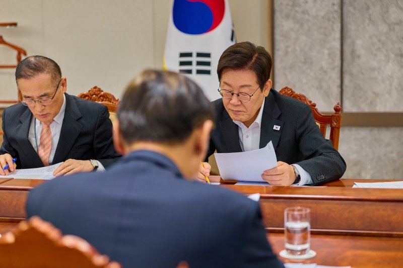 [서울=뉴시스] 이재명 대통령이 지난 23일 서울 용산 대통령실 청사에서 3대 범죄(스캠, 마약, 사이버도박) 관련 초국가범죄 대응 관계장관 회의를 주재하며 서류를 보고 있다. (사진=대통령실 제공) 2025.10.24. photo@newsis.com *재판매 및 DB 금지