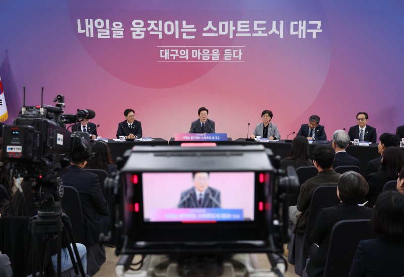 [대구=뉴시스] 고범준 기자 = 이재명 대통령이 24일 대구광역시 북구 엑스코에서 열린 '대구의 마음을 듣다' 타운홀 미팅에서 발언하고 있다. 2025.10.24. bjko@newsis.com