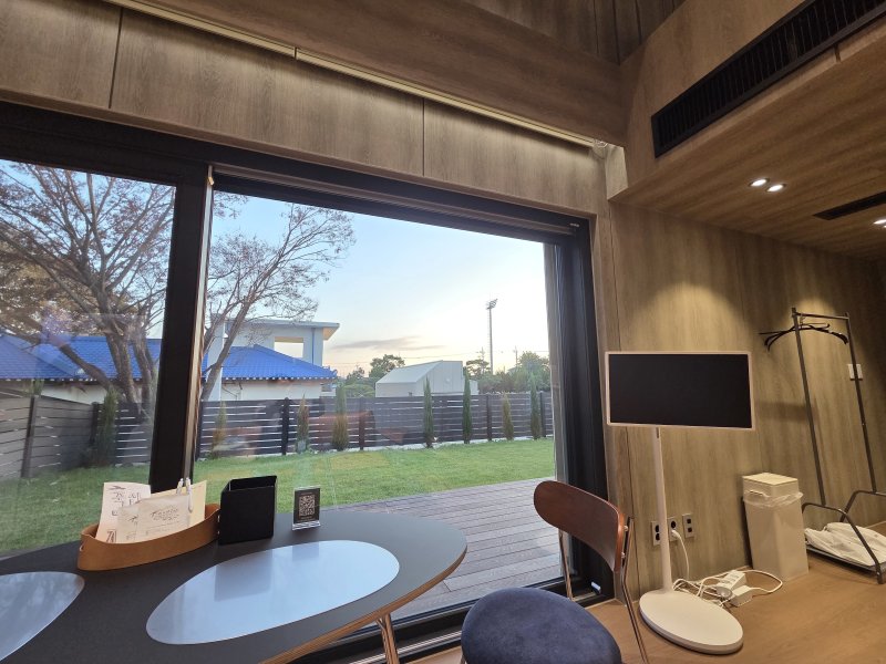 전북 김제시 '죽산모락' 내 LG 스마트코티지 내부에서 바라본 풍경. 2025.10.24/뉴스1 ⓒ News1 박주평 기자