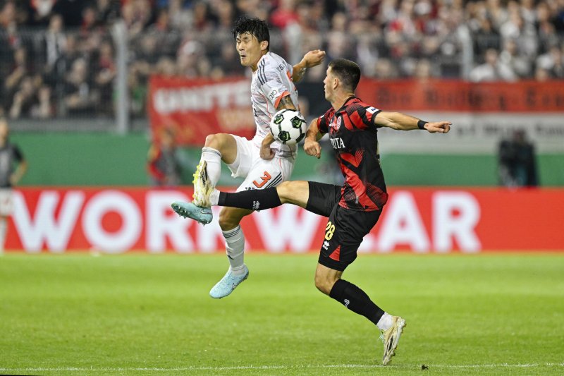 [비스바덴=AP/뉴시스] 바이에른 뮌헨의 김민재(왼쪽)가 27일(현지 시간) 독일 비스바덴의 브리타 아레나에서 열린 2025-26 독일축구협회(DFB) 포칼(독일컵) 1라운드 베헨 비스바덴(3부 리그)과 경기 중 공을 다투고 있다. 뮌헨이 3-2로 힘겹게 승리했다. 2025.08.28.