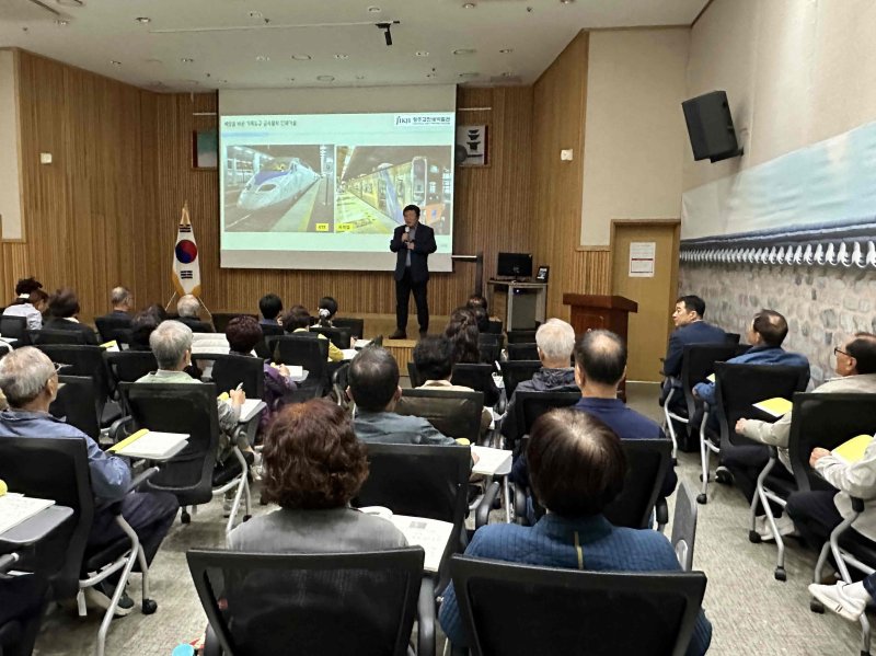 [밀양=뉴시스] 제16기 밀양시립박물관 대학 강의를 하고 있다. (사진=밀양시 제공) 2025.10.25. photo@newsis.com *재판매 및 DB 금지