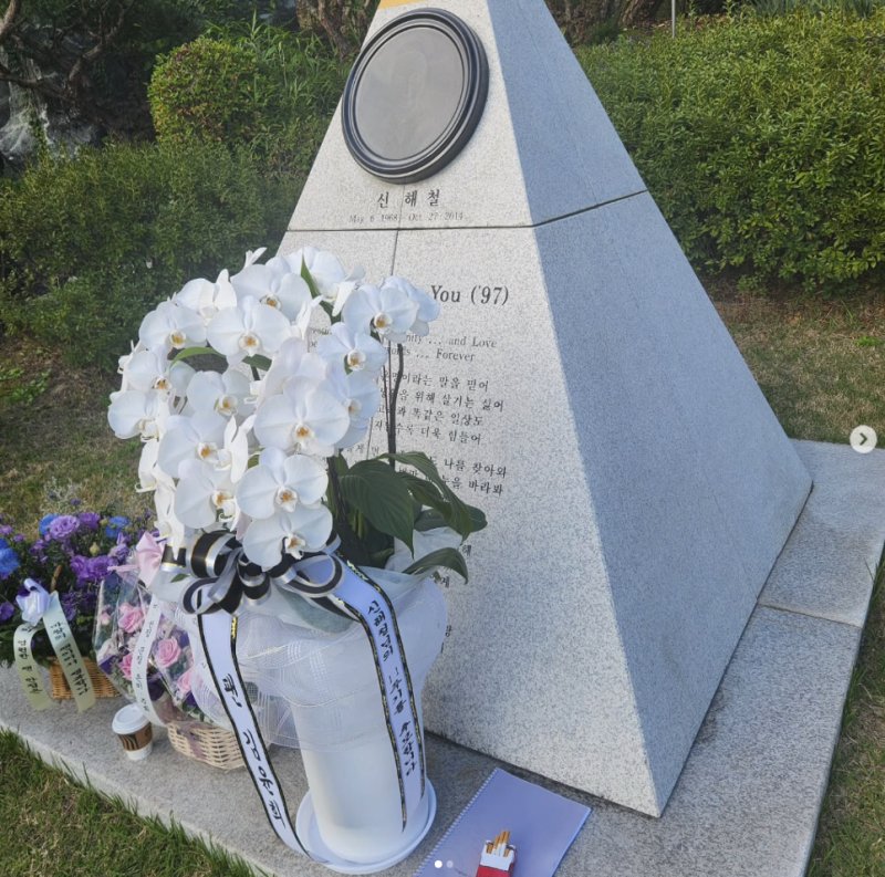  홍경민, 故 신해철 11주기 앞두고 묘소 찾아 추모 늘 진심으로 고마워
