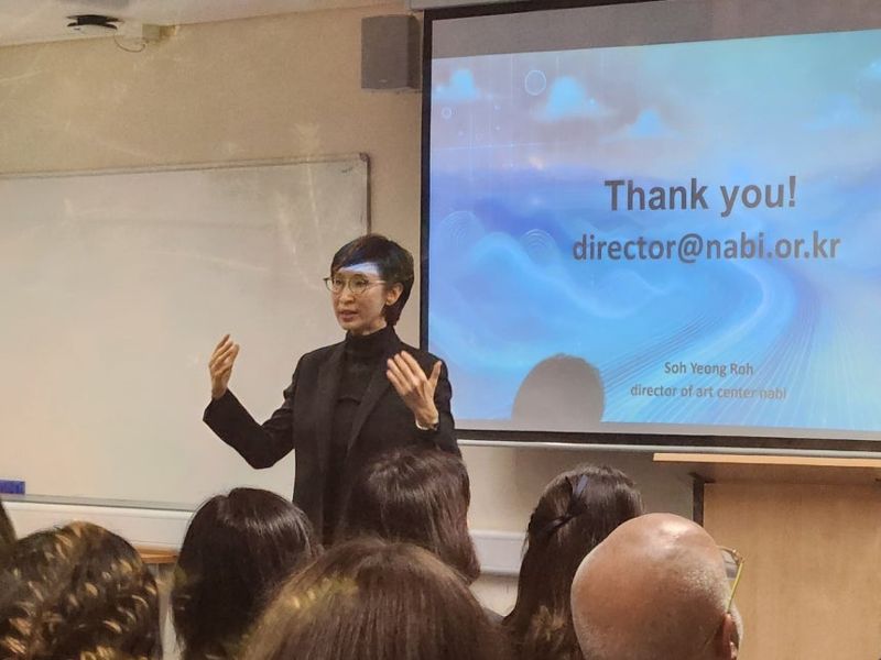 (런던=연합뉴스) 송진원 특파원 = 노소영 아트센터 나비 관장이 24일(현지시간) 영국 런던 케임브리지대 아시아·중동학부에서 강연하고 있다. /사진=연합뉴스