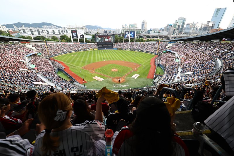 [서울=뉴시스] 최진석 기자 = 7일 서울 잠실야구장에서 열린 ‘2025 KBO리그’ SSG 랜더스와 LG 트윈스의 경기, 야구팬들이 응원을 하고 있다. 2025.09.07. myjs@newsis.com