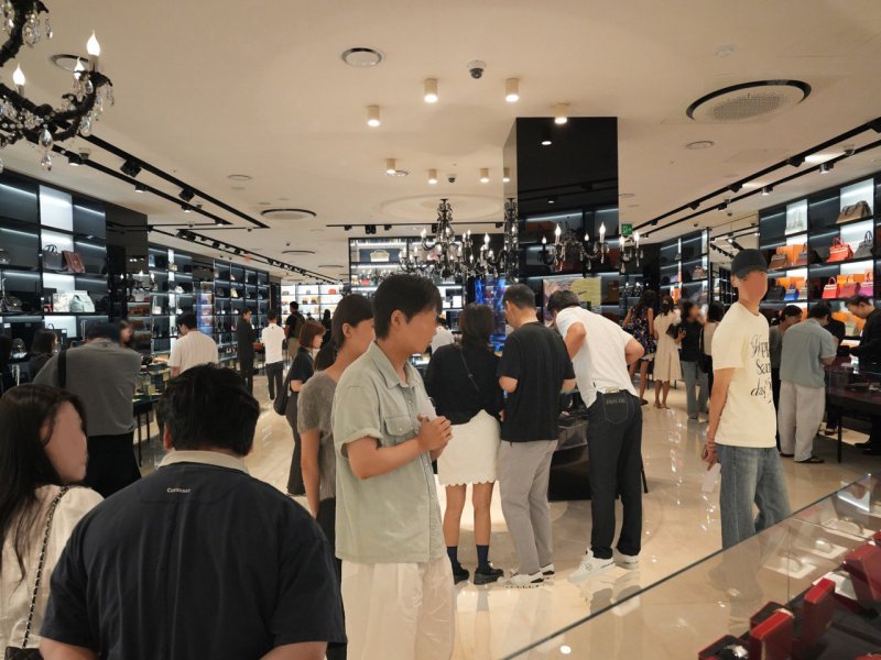 캉카스백화점 매장이 고객들로 북적이고 있다. *재판매 및 DB 금지