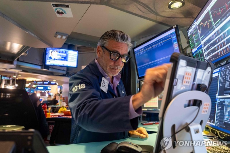 뉴욕증권거래소의 트레이더 (출처=연합뉴스)