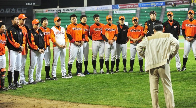 한화 선수들 격려하는 김승연 회장 (출처=연합뉴스)