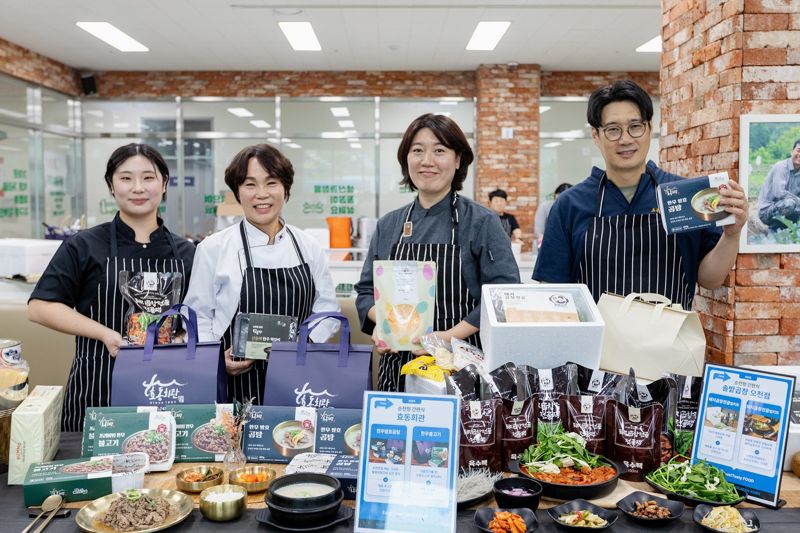 전남 순천시는 △효동회관의 한우곰탕·한우불고기 △향토정의 모링가보리굴비·산돌배 떡갈비 △슬로우마켓의 한우볼로네제파스타·칠게장 크림파스타 △솔밭곱창의 돼지곱창전골 등 순천의 특산물을 활용해 만든 프리미엄 간편식 7종으로 구성된 '순천맛집 밀키트' 시리즈를 공식 출시하고 본격적인 판매를 시작했다고 25일 밝혔다. 순천시 제공