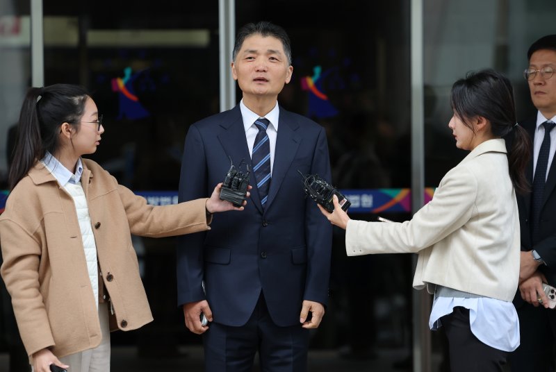 카카오 창업자 김범수 경영쇄신위원장이 지난 21일 서울 양천구 서울남부지방법원에서 열린 자본시장법 위반 1심 선고 공판에서 무죄를 선고받은 후 심경을 밝히고 있다./뉴스1 ⓒ News1 오대일 기자