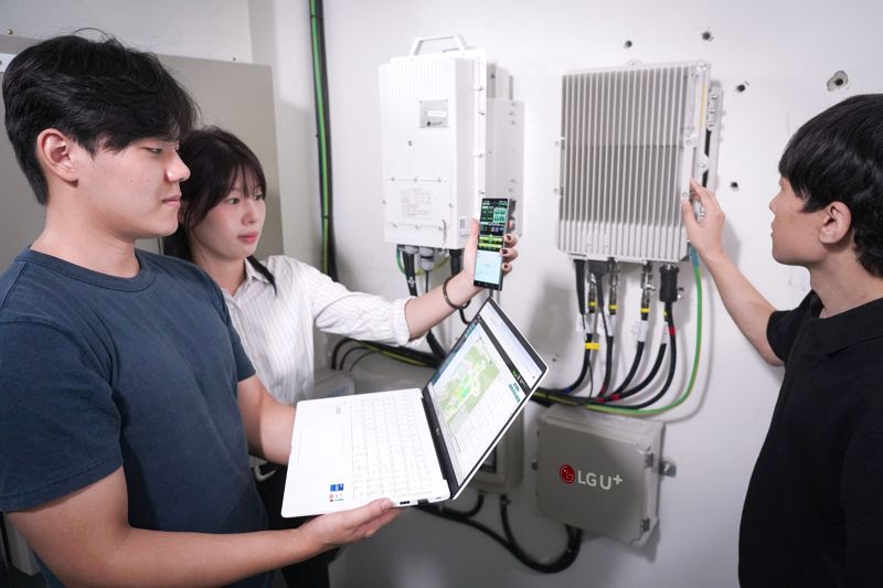 LG유플러스 임직원과 금오공대 학생들이 구축된 오픈랜 장비를 실증하는 모습. LG유플러스 제공