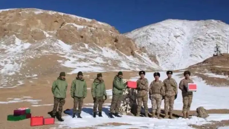 국경지대서 사탕 교환하는 중국과 인도 군인들 (출처=연합뉴스)