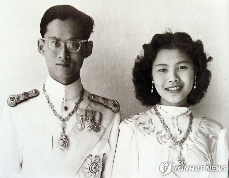 푸미폰 태국 전 국왕 부부 (출처=연합뉴스)