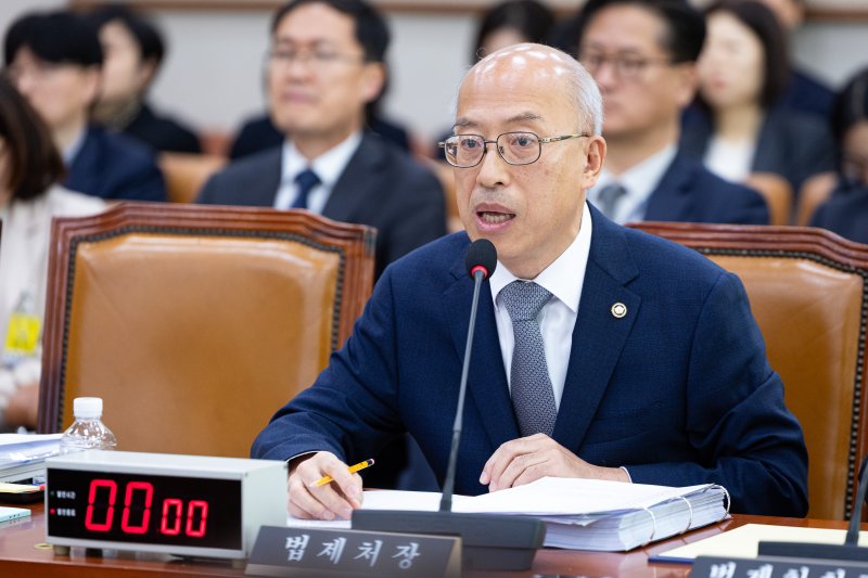 조원철 법제처장이 지난 24일 서울 여의도 국회에서 열린 법제사법위원회의 법제처에 대한 국정감사에서 의원 질의에 답하고 있다. 2025.10.24/뉴스1 ⓒ News1 유승관 기자