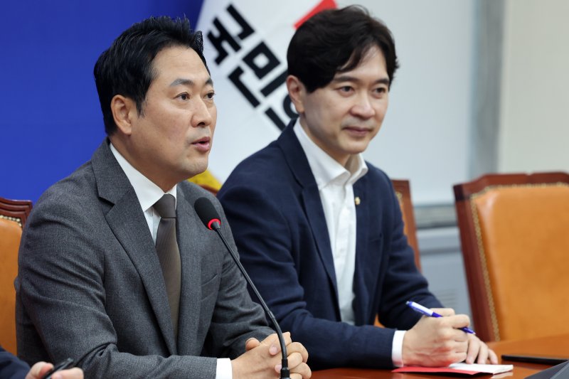 장동혁 국민의힘 대표가 25일 오전 서울 영등포구 여의도 국회에서 열린 기자간담회에서 모두발언을 하고 있다. 오른쪽은 박성훈 국민의힘 수석대변인. 2025.10.25/뉴스1 ⓒ News1 황기선 기자