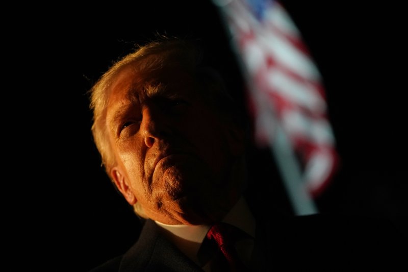 [워싱턴=AP/뉴시스]도널드 트럼프 미국 대통령이 24일(현지 시간) 아시아 순방을 위해 백악관을 나서며 취재진 질문에 답변하고 있다. 2025.10.25.