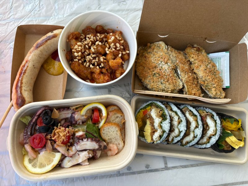 한 방문객이 구매한 어부장터 음식들.2025.10.25/뉴스1 강미영기자