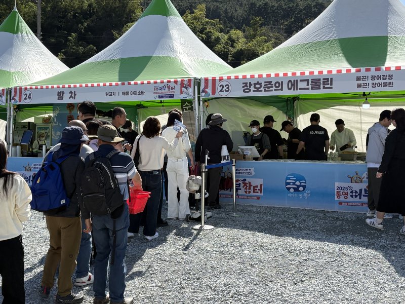 어부장터 '장호준의 에그롤린(김밥)' 부스 대기줄.2025.10.25/뉴스1 강미영기자
