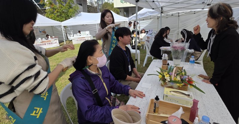 25일 광주 북구 시화문화마을서 열린 세종경영연구소 '희망리턴패키지 광주·전남 소상공인 플리마켓'에서광주여대 미용과학부 학생들이 두피 케어와 네일 아트 체험을 진행하고 있다.(세종경영연구소 제공) 2025.10.25/뉴스1