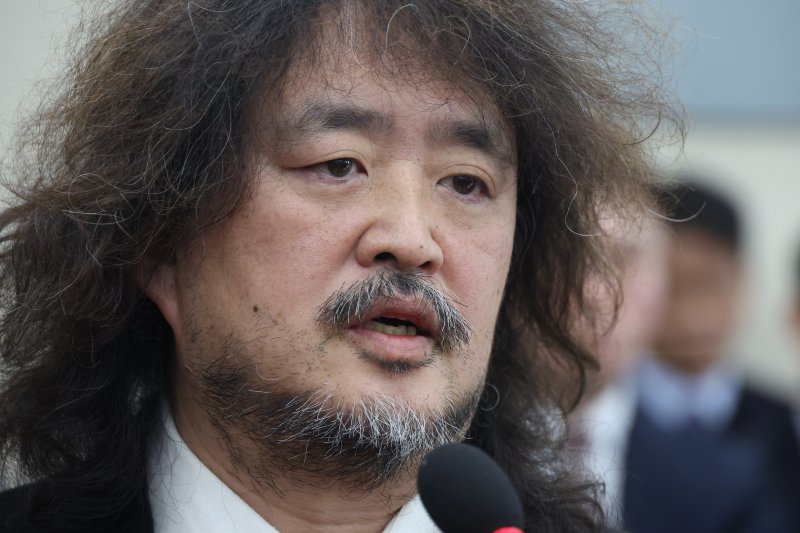 [서울=뉴시스] 고승민 기자 = 방송인 김어준 씨가 13일 서울 여의도 국회에서 열린 제419회 국회(임시회) 제1차 과학기술정보방송통신위원회 전체회의, 비상계엄 관련 현안질의에 참고인으로 출석해 증언을 하고 있다. 2024.12.13. kkssmm99@newsis.com