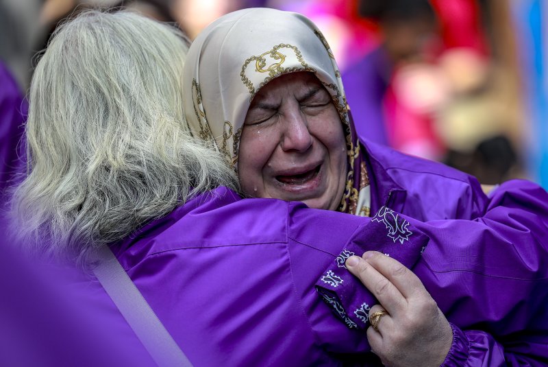 [서울=뉴시스] 정병혁 기자 = 10.29이태원참사 희생자 유가족들이 25일 서울 용산구 이태원역 1번 출구 앞 10·29 기억과 안전의 길 앞에서 서로 위로하고 있다. 2025.10.25 jhope@newsis.com