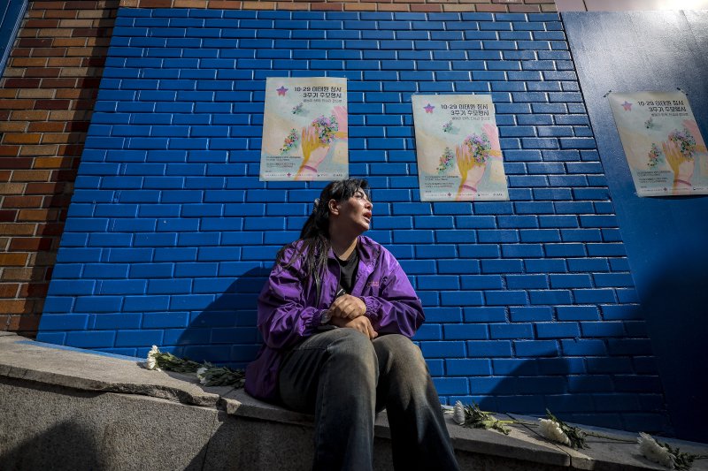 [서울=뉴시스] 정병혁 기자 = 10.29이태원참사 외국인 희생자 유가족들이 25일 서울 용산구 이태원역 1번 출구 앞 10·29 기억과 안전의 길을 찾아 참사 현장을 살펴보며 눈물을 흘리고 있다. 2025.10.25 jhope@newsis.com