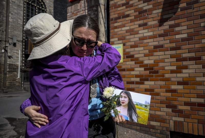 [서울=뉴시스] 정병혁 기자 = 10.29이태원참사 외국인 희생자 유가족들이 25일 서울 용산구 이태원역 1번 출구 앞 10·29 기억과 안전의 길을 찾아 참사 현장을 살펴보며 눈물을 흘리고 있다. 2025.10.25 jhope@newsis.com