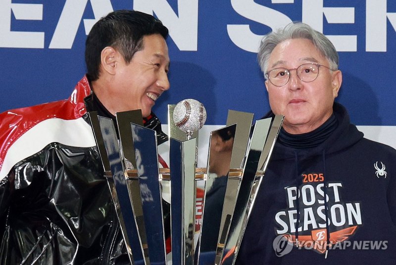 '우승 트로피의 주인공은 누구?' (출처=연합뉴스)