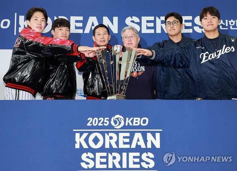 '우승 트로피의 주인공은 누구?' (출처=연합뉴스)