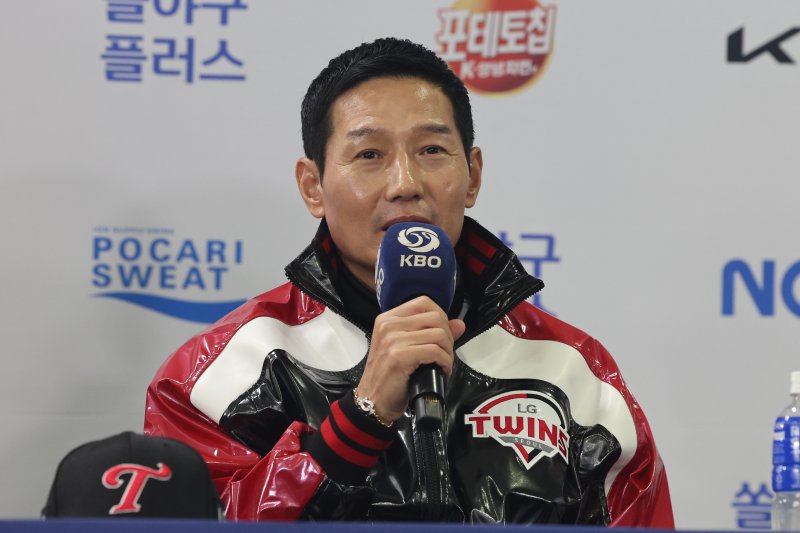 염경엽 LG 트윈스 감독이 25일 서울 잠실야구장에서 열린 2025 신한 SOL뱅크 KBO 한국시리즈 미디어데이에서 각오를 밝히고 있다. LG와 한화의 한국시리즈 1차전은 오는 26일 잠실야구장에서 펼쳐진다. 2025.10.25/뉴스1 ⓒ News1 황기선 기자