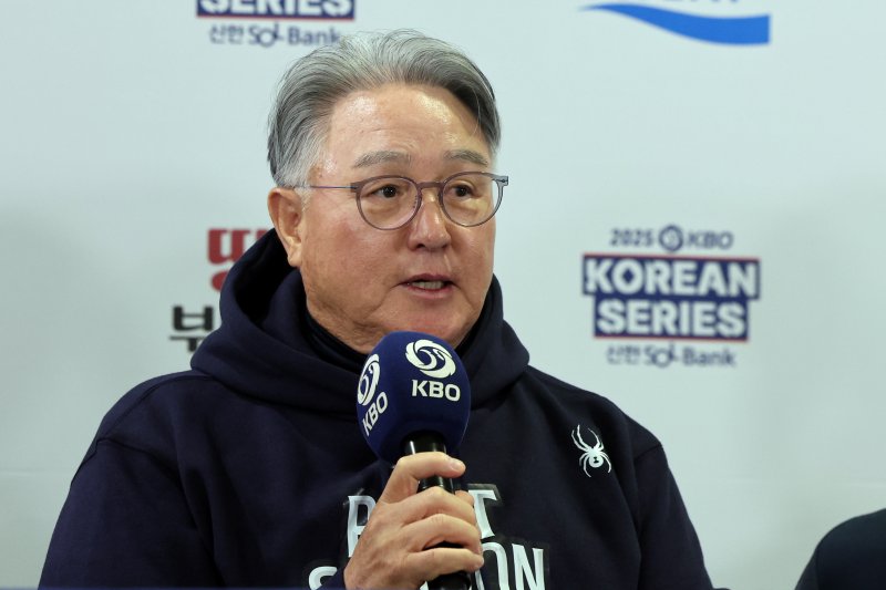 김경문 한화 이글스 감독이 25일 서울 잠실야구장에서 열린 2025 신한 SOL뱅크 KBO 한국시리즈 미디어데이에서 각오를 밝히고 있다. LG와 한화의 한국시리즈 1차전은 오는 26일 잠실야구장에서 펼쳐진다. 2025.10.25/뉴스1 ⓒ News1 황기선 기자