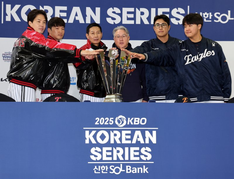 25일 서울 잠실야구장에서 열린 2025 신한 SOL뱅크 KBO 한국시리즈 미디어데이에서 LG·한화 감독, 선수들이 트로피에 손을 모으고 있다. LG와 한화의 한국시리즈 1차전은 오는 26일 잠실야구장에서 펼쳐진다. 2025.10.25/뉴스1 ⓒ News1 황기선 기자