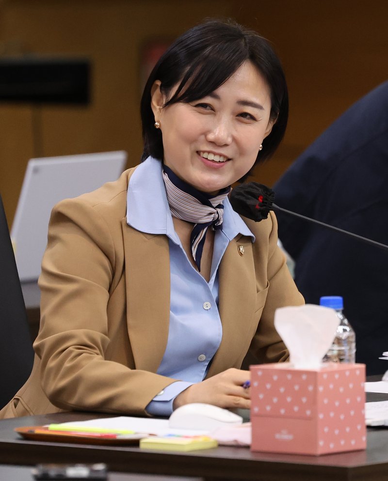 [대구=뉴시스] 이무열 기자 = 백승아 더불어민주당 의원이 22일 대구 수성구 대구광역시교육청에서 열린 경북대학교, 강원대학교, 경북대병원, 강원대병원, 강릉원주대치과병원, 경북대치과병원에 대한 교육위원회 국정감사에서 질의하고 있다. 2025.10.22. lmy@newsis.com