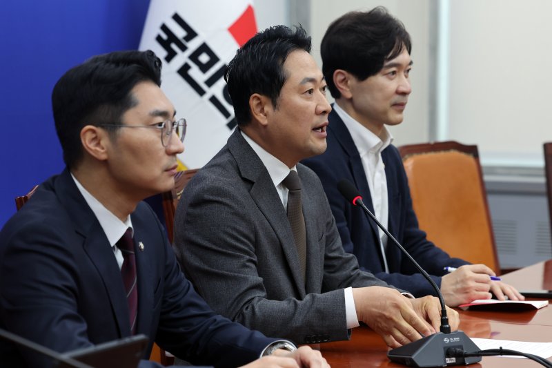 장동혁 국민의힘 대표가 25일 오전 서울 영등포구 여의도 국회에서 열린 기자간담회에서 모두발언을 하고 있다. 2025.10.25/뉴스1 ⓒ News1 황기선 기자