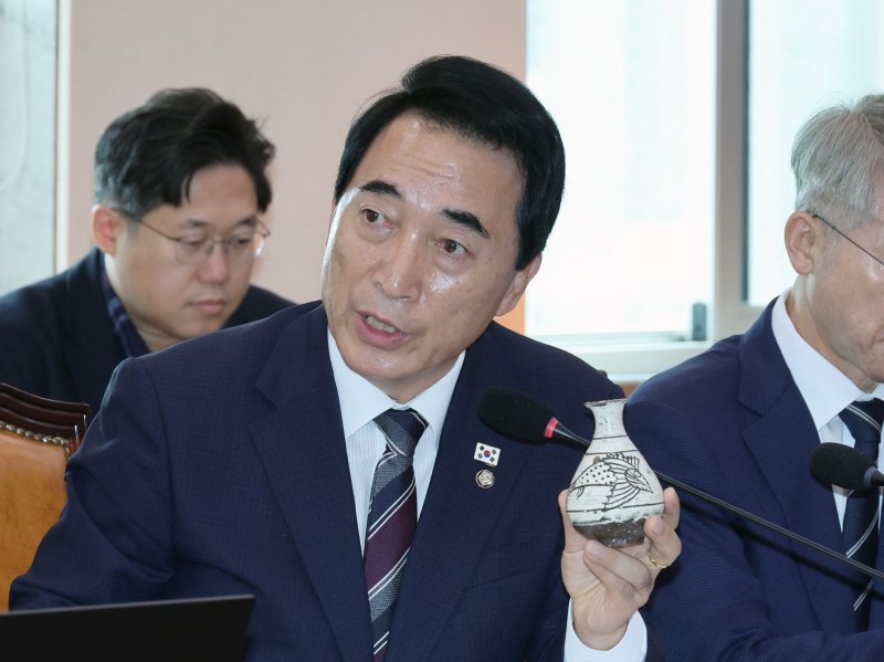 [서울=뉴시스] 김금보 기자 = 박수현 더불어민주당 의원이 16일 서울 여의도 국회에서 열린 문화체육관광위원회 국정감사에서 분청사기를 들고 허민 국가유산청장에게 질문을 하고 있다. 2025.10.16. kgb@newsis.com
