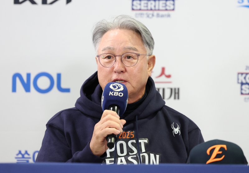 [서울=뉴시스] 김진아 기자 = 김경문 한화 이글스 감독이 25일 서울 잠실야구장에서 열린 2025 KBO 한국시리즈 미디어데이에서 출사표를 던지고 있다. 2025.10.25. bluesoda@newsis.com