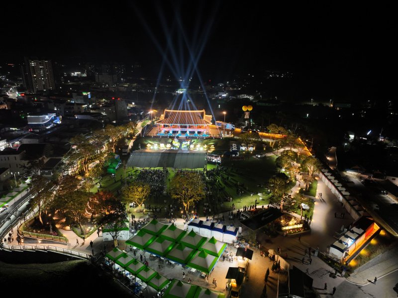 [보성=뉴시스] 전남 보성군은 보성읍 열선루공원 일대에서 '제1회 보성 열선루 이순신 역사문화축제'를 개최했다고 25일 밝혔다. (사진=보성군 제공) 2025.10.25. photo@newsis.com *재판매 및 DB 금지